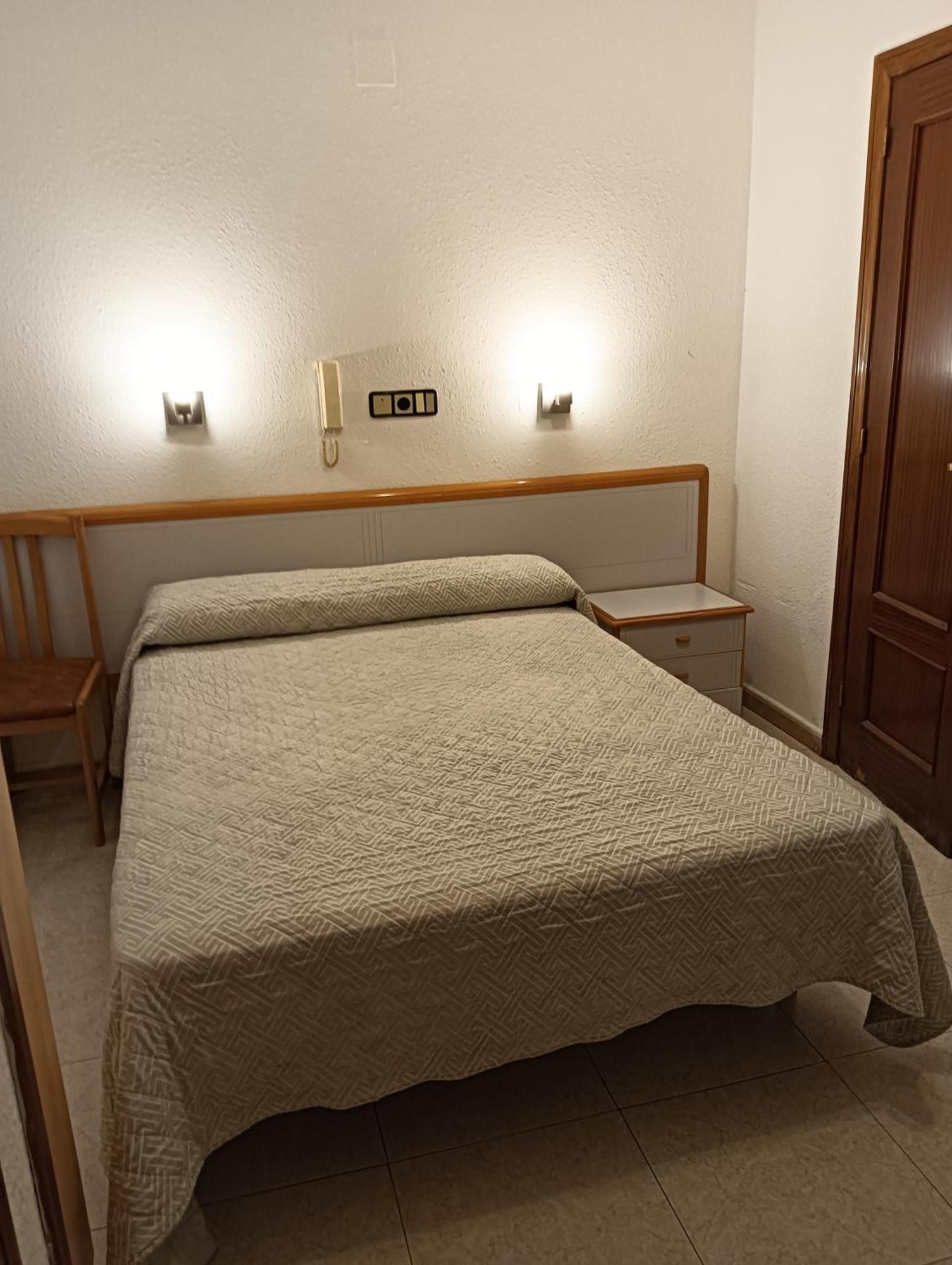 Hostal Lizana 2 Huesca Eksteriør billede
