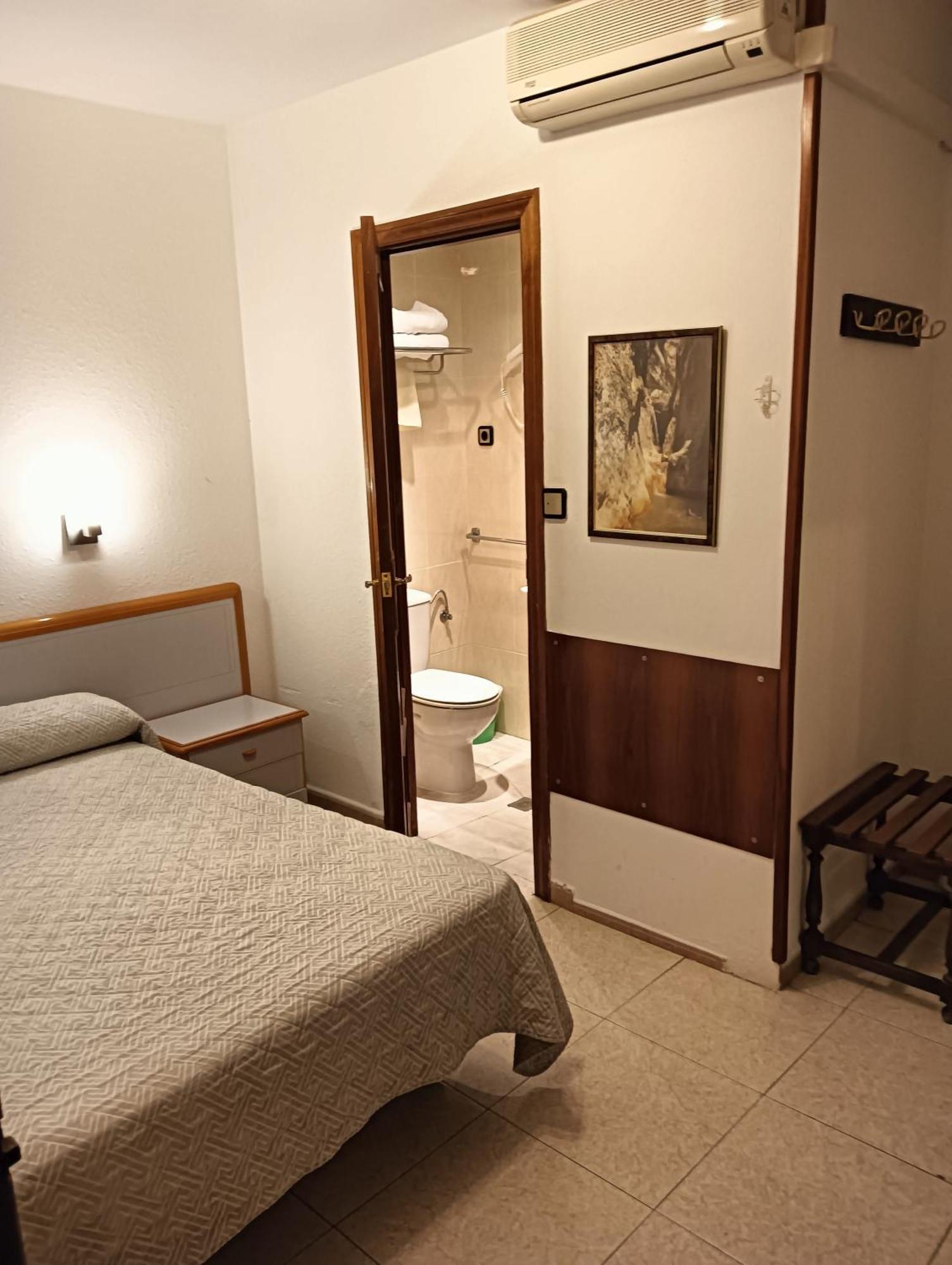 Hostal Lizana 2 Huesca Eksteriør billede